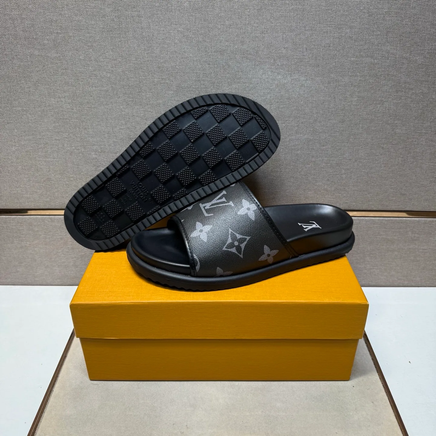 ⬛️Men's shoes 💰p320 [LV～] Men's casual slippers 2025z cabinet sales simultaneously 🔶Size: 38-44 #️⃣ 🔷3 colors🔜The upper is made of multi-material splicing ➕Genuine leather lining, comfortable and breathable, sole: original comfortable and wear-resistant outsole, ⚠️real thing📱photographed🎬real thing is better📢📢📢